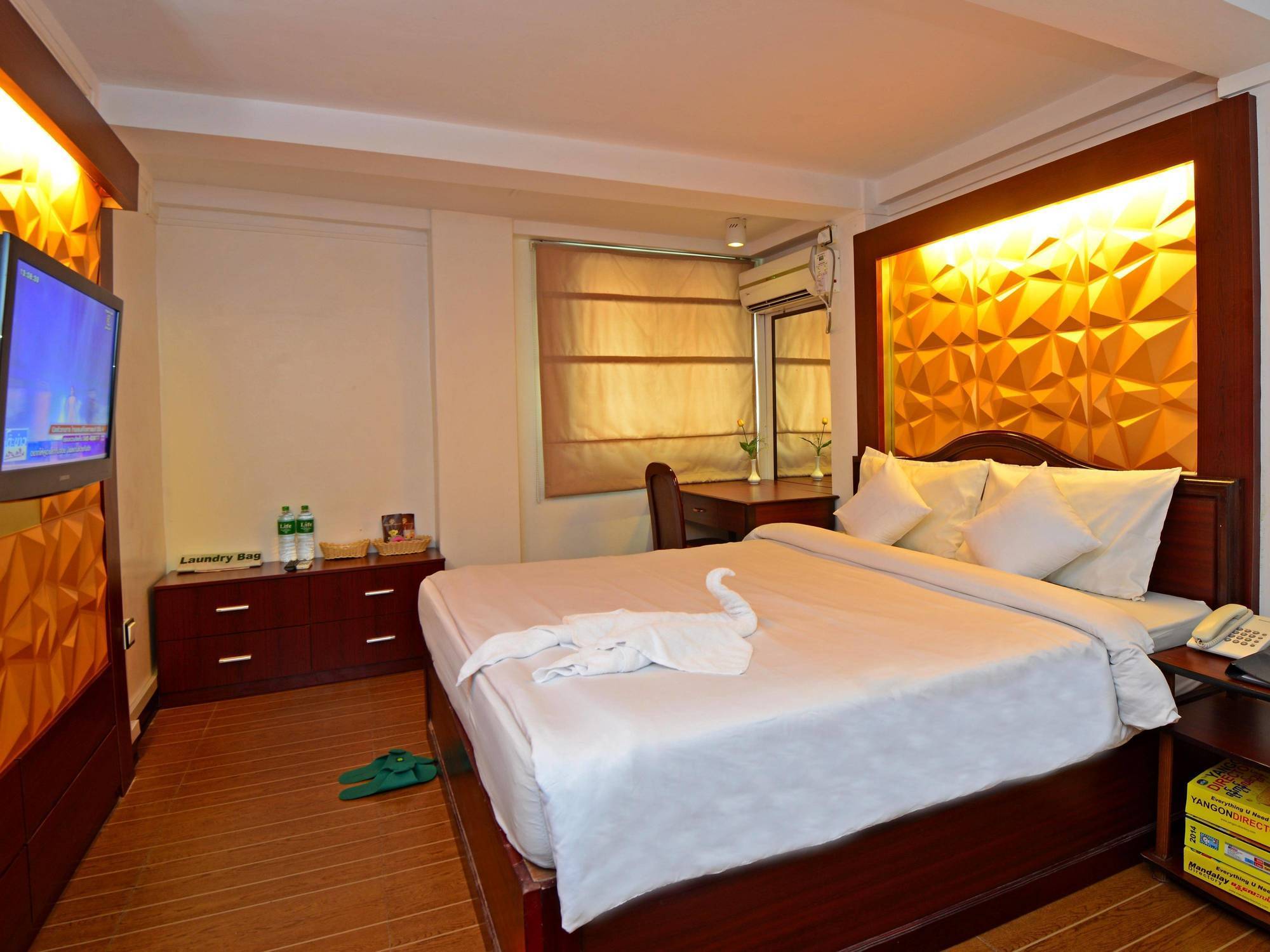 Clover Hotel Yangon Exterior photo